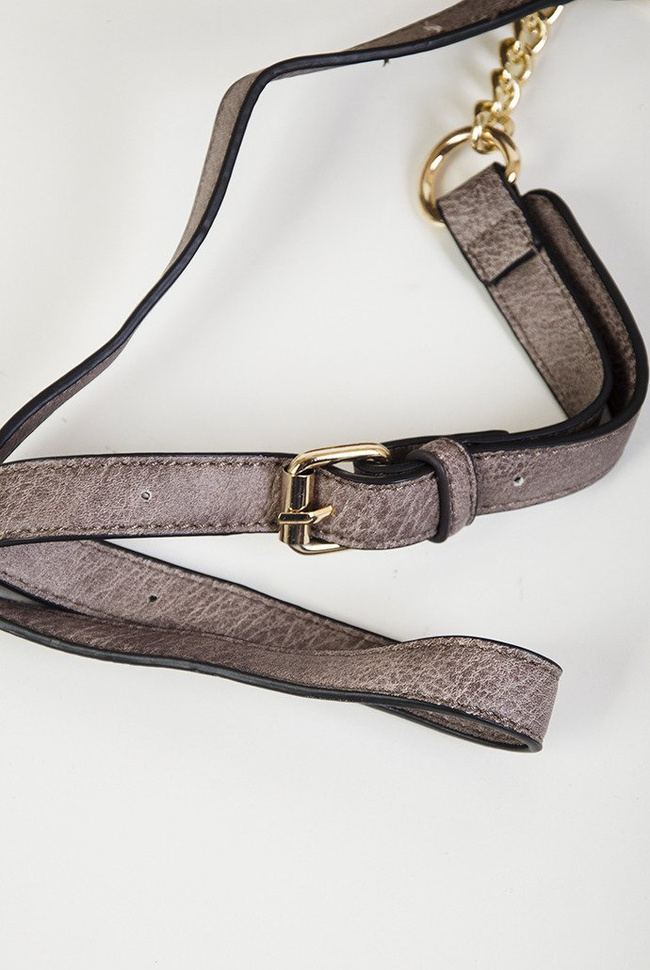 Beżowa, mała torebka z łańcuszkiem