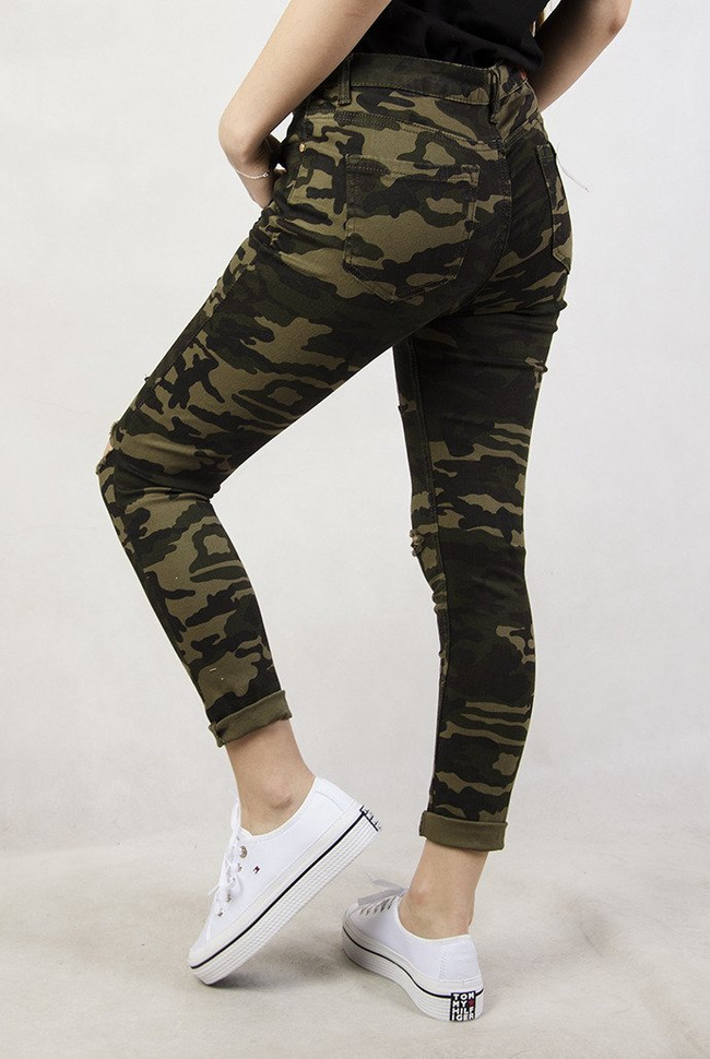 Spodnie moro z naszywkami