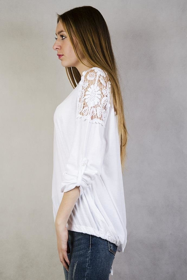 Biała bluzka z ażurowymi wstawkami i wiązaniem na dole