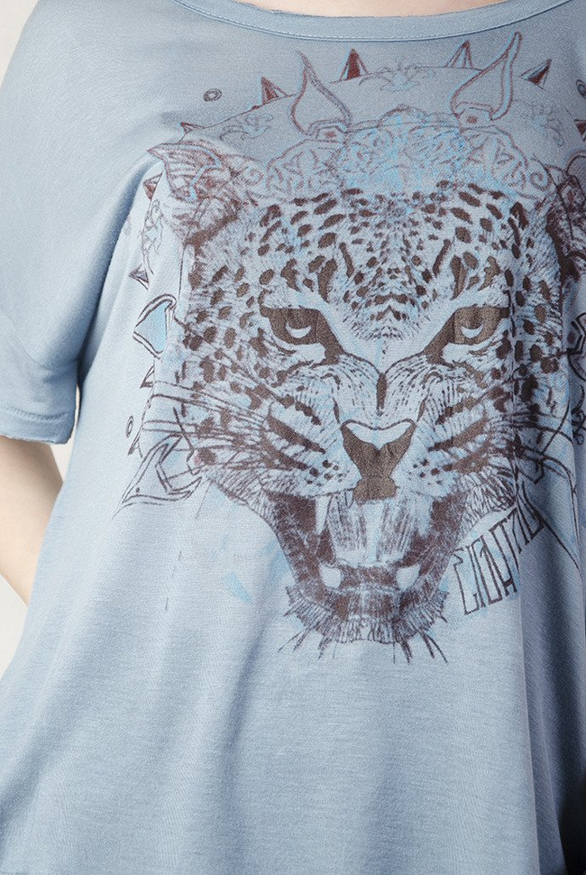 Luźna niebieska bluzka z tygrysem