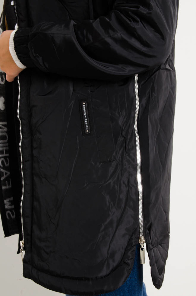 KURTKA Z OZDOBNĄ GUMĄ I ZAMKAMI PO BOKACH- CZARNA