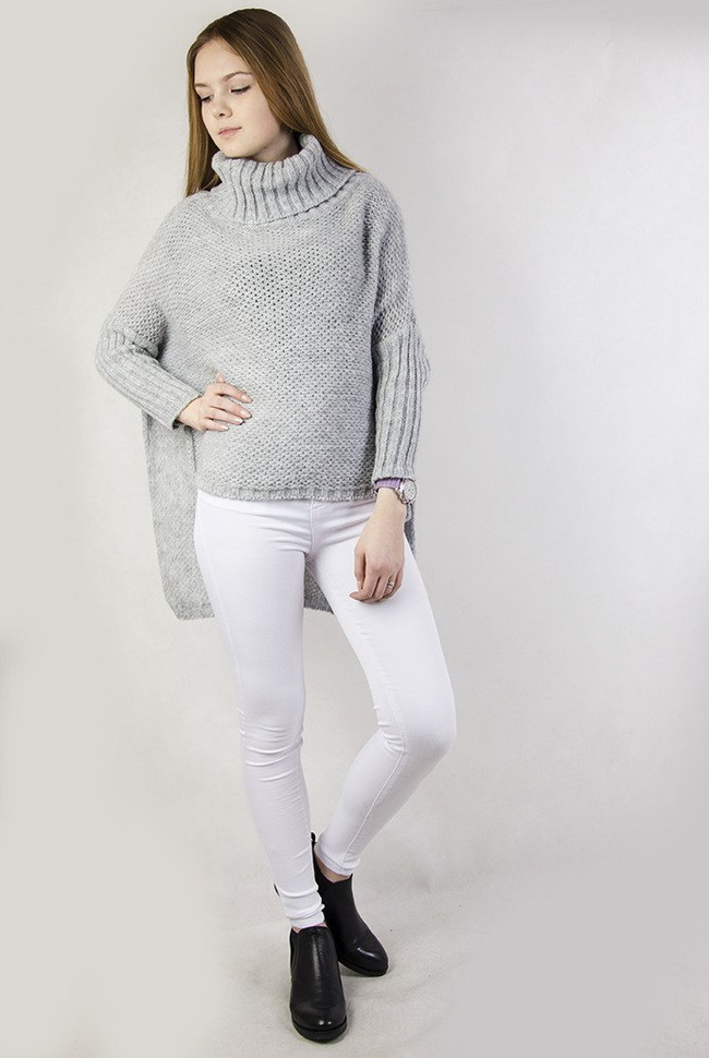 Szary sweter a'la ponczo z golfem