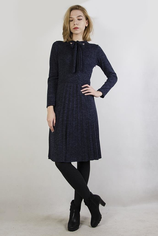 Granatowa sukienka z wiązaną kokardą przy szyi