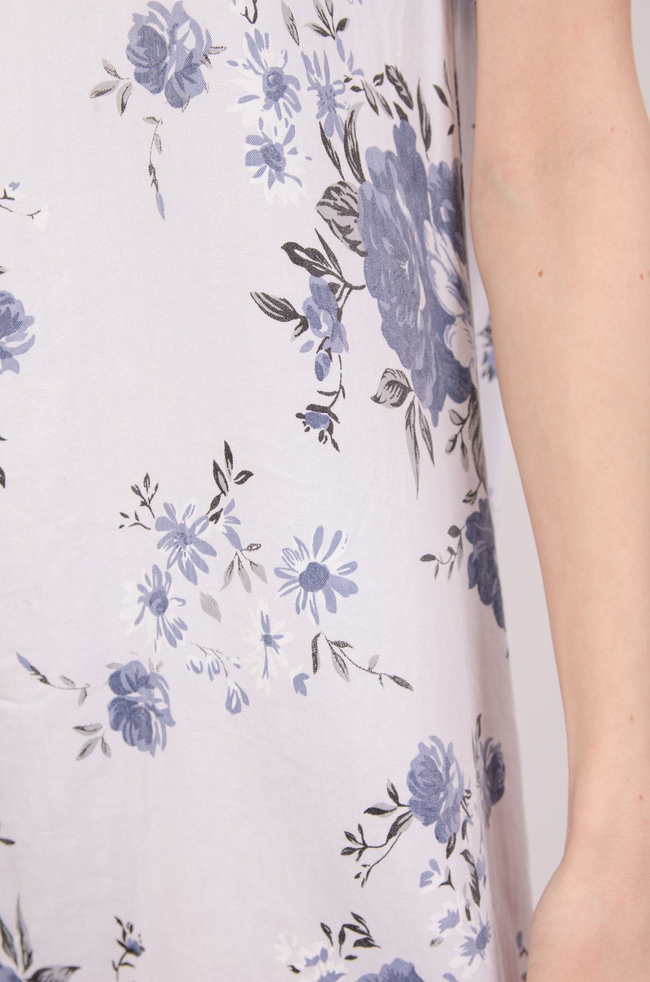 Biała tunika w niebieskie kwiaty z wiązanymi rękawami