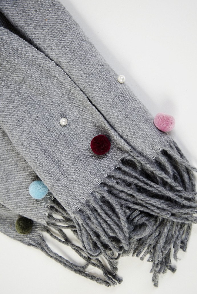 Szary szal z pomponikami oraz perełkami