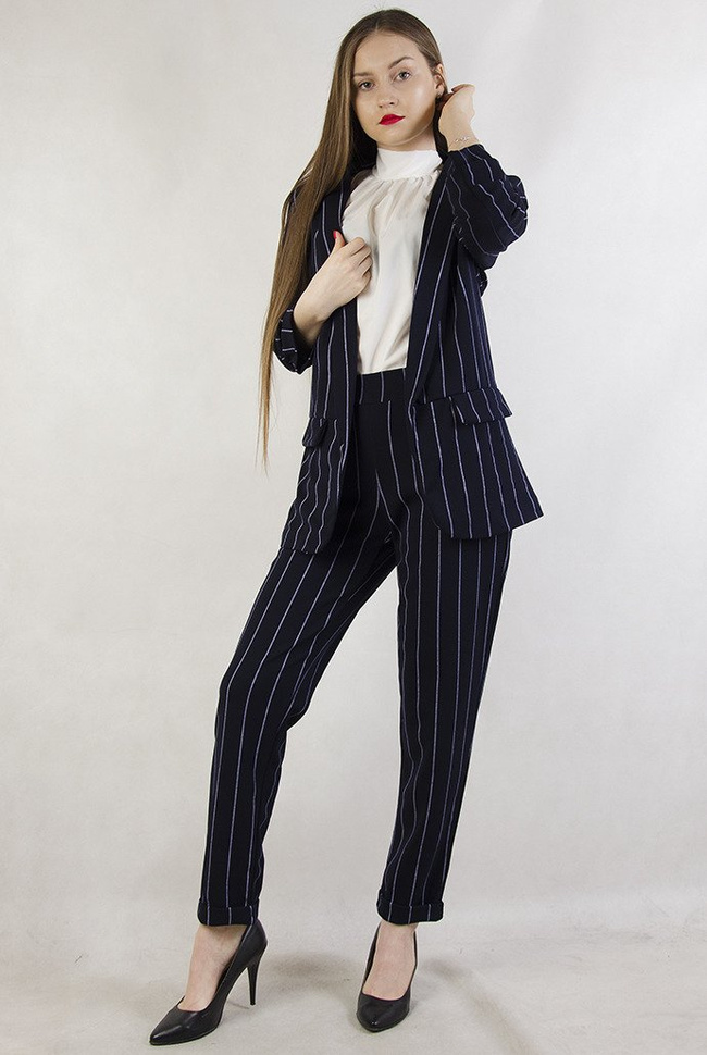 Granatowa marynarka w prążki z marszczonymi rękawami