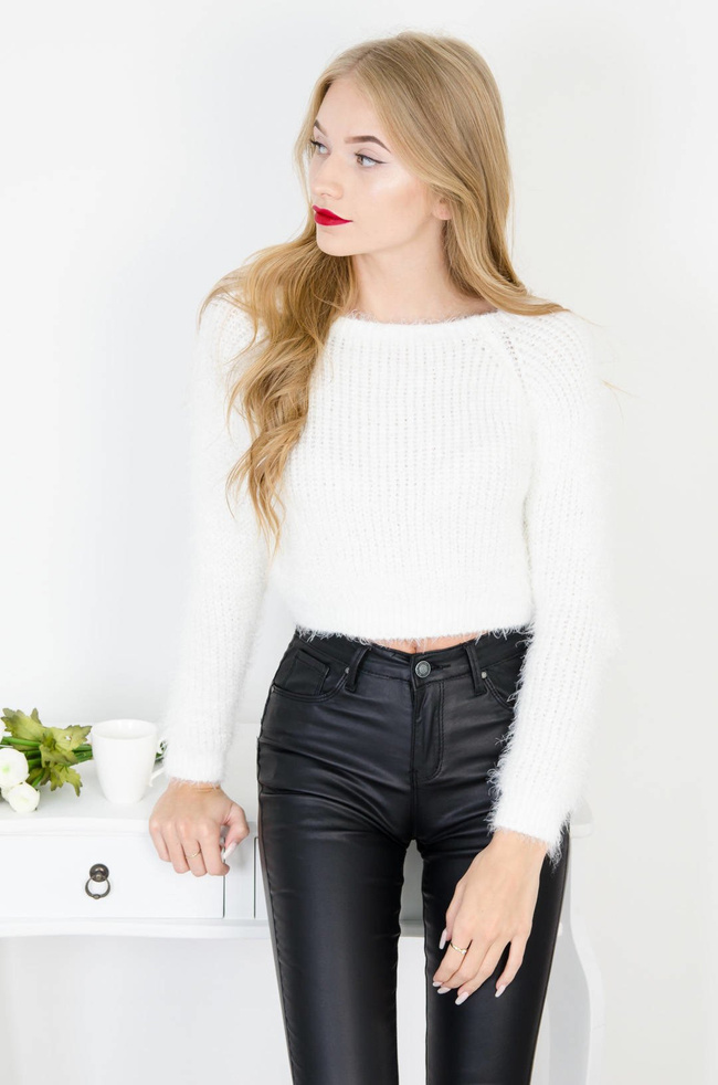 BIAŁY KRÓTKI WŁOCHATY SWETER