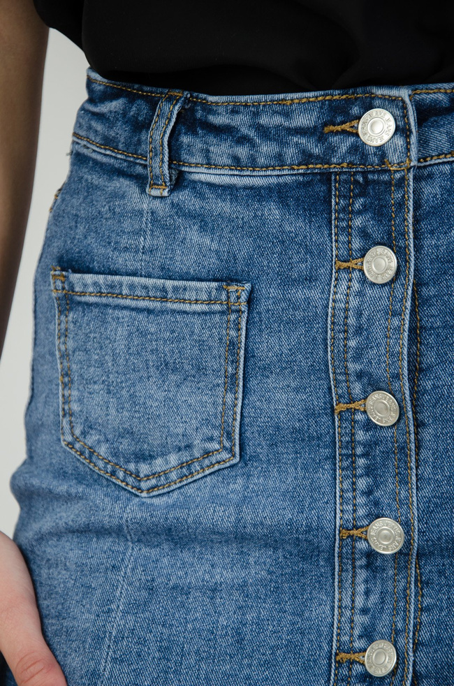 Jeansowa spódnica z kieszeniami oraz rzędem guzików