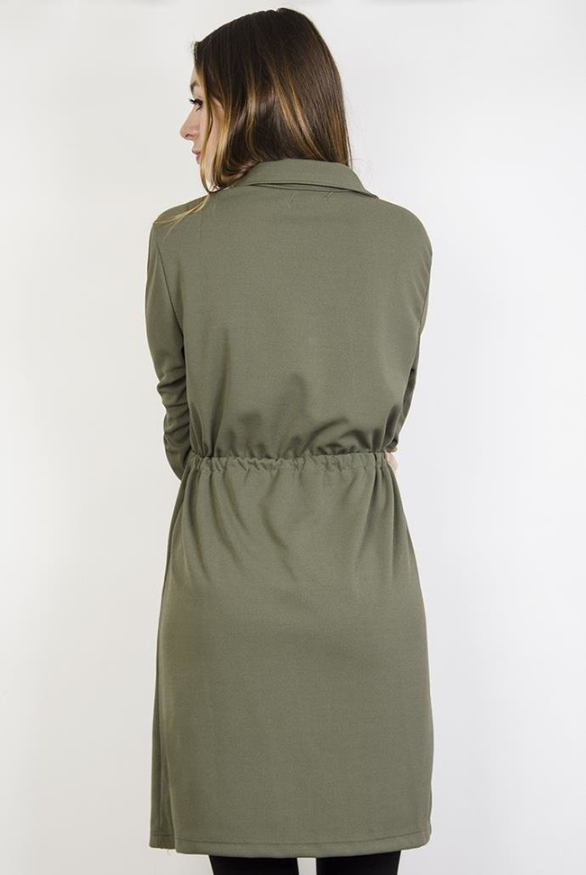 Zielona sukienka ze ściągaczem w talii