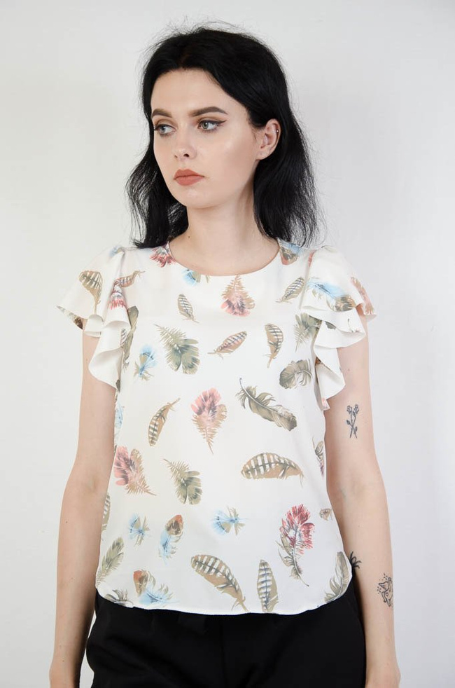 Biała bluzka w kolorowe piórka