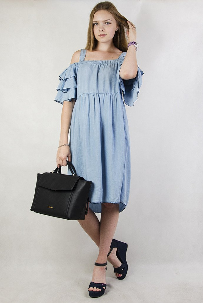 Jasnoniebieska sukienka z falbanami, na ramiączka