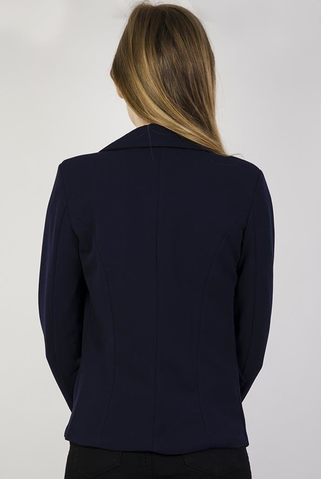 Granatowa marynarka z ozdobnymi guzikami