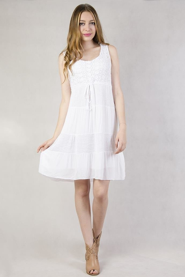 Biała sukienka z koronką wiązana pod biustem