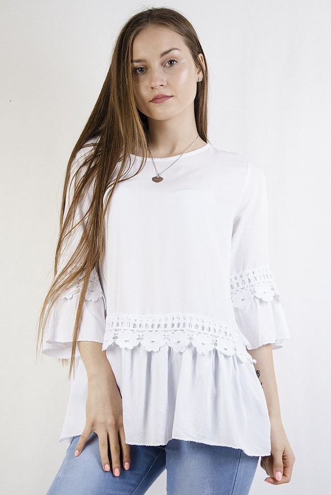 Biała bluzka z ażurowym wykończeniem