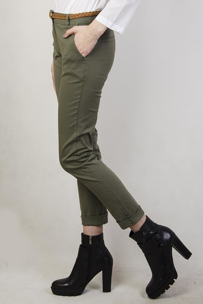 Zielone spodnie materiałowe z brązowym paskiem