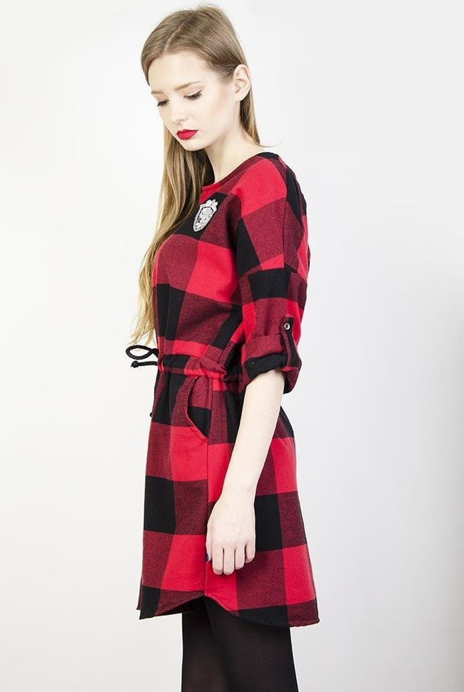 Sukienka w czerwono-czarną kratę, z naszywką