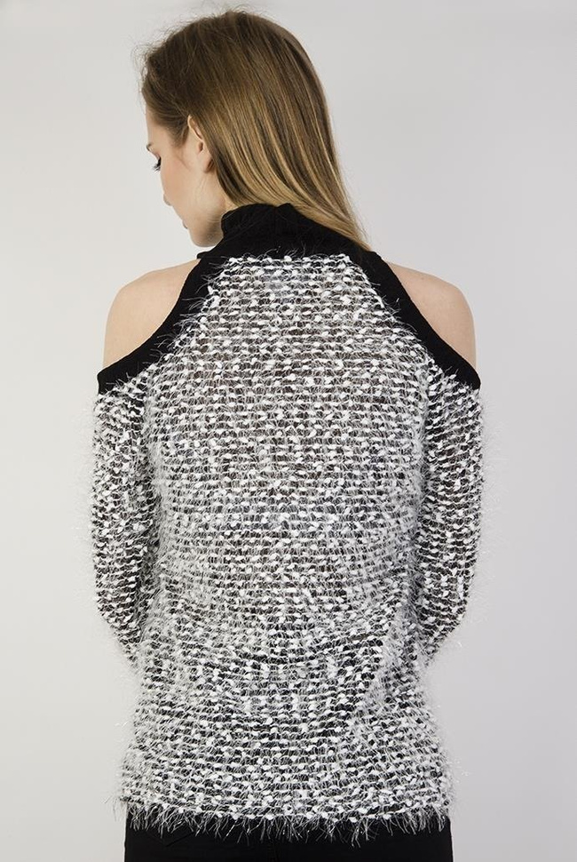 Włochaty sweterek z golfem i rozcięciami na ramionach