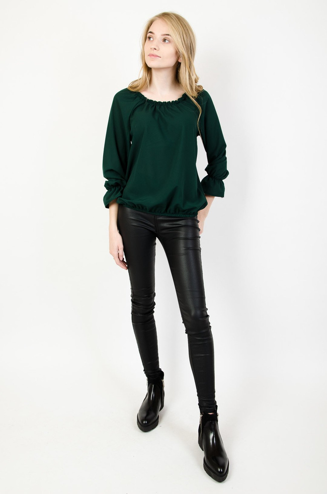Zielona bluzka z gumką w dekolcie oraz rozszerzanymi rękawami