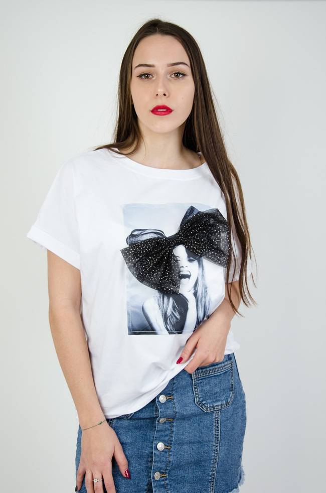 Biała bluzka z motywem kobiety oraz kokardą