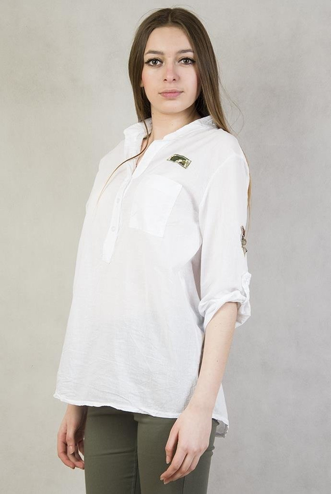 koszula  biała w stylu  militarnym z naszywkami