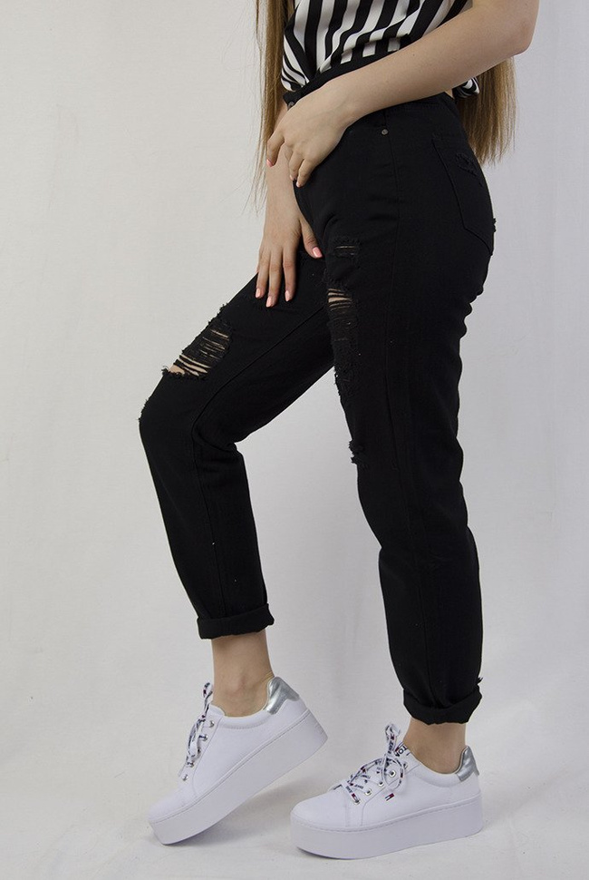 Czarne spodnie boyfriend z szarpaniami przy nogawce