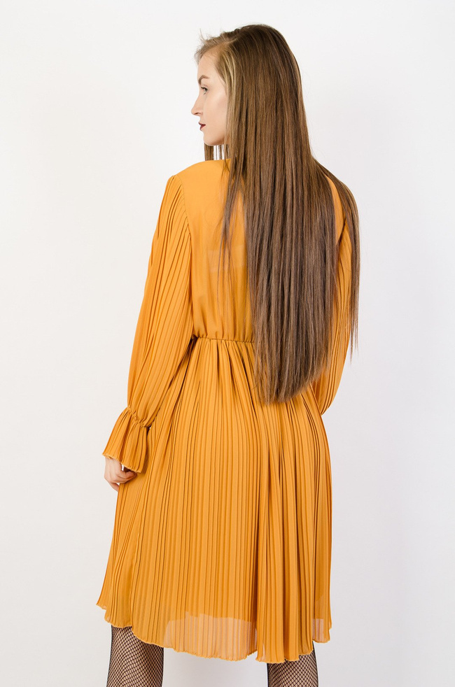 Musztardowa plisowana sukienka midi 