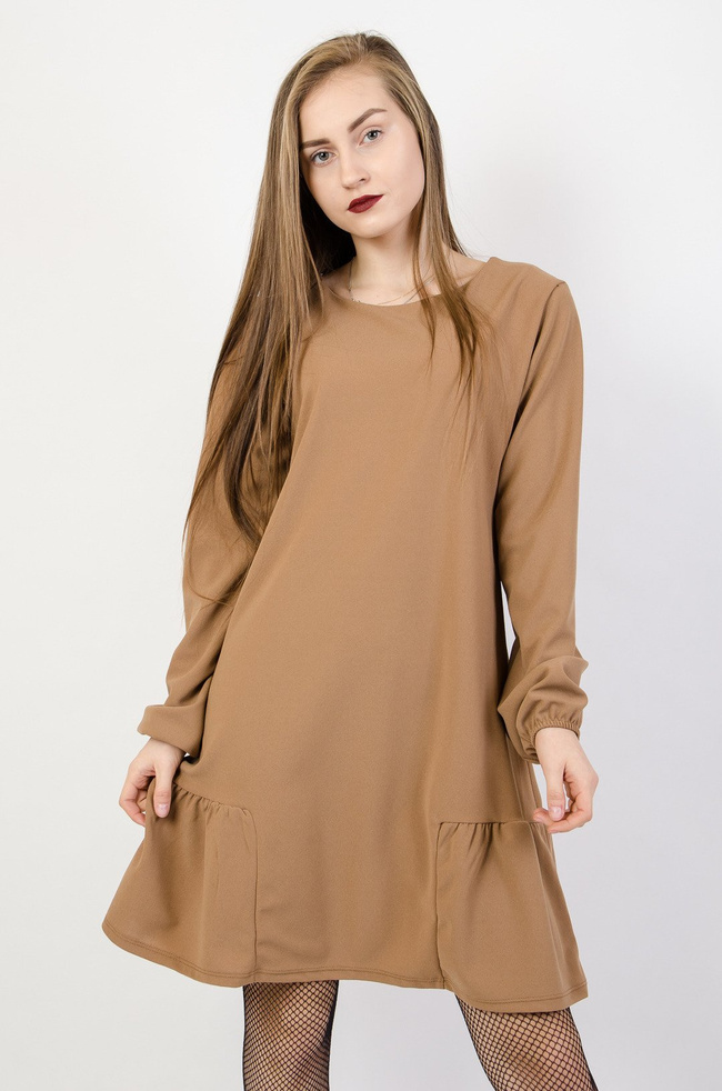 Jasnobrązowa sukienka z ozdobnym marszczeniem