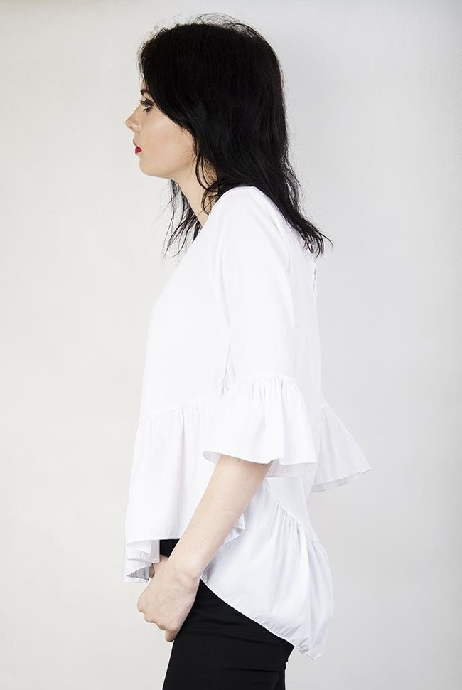 Biała bluzka z falbanami przy rękawach oraz na dole