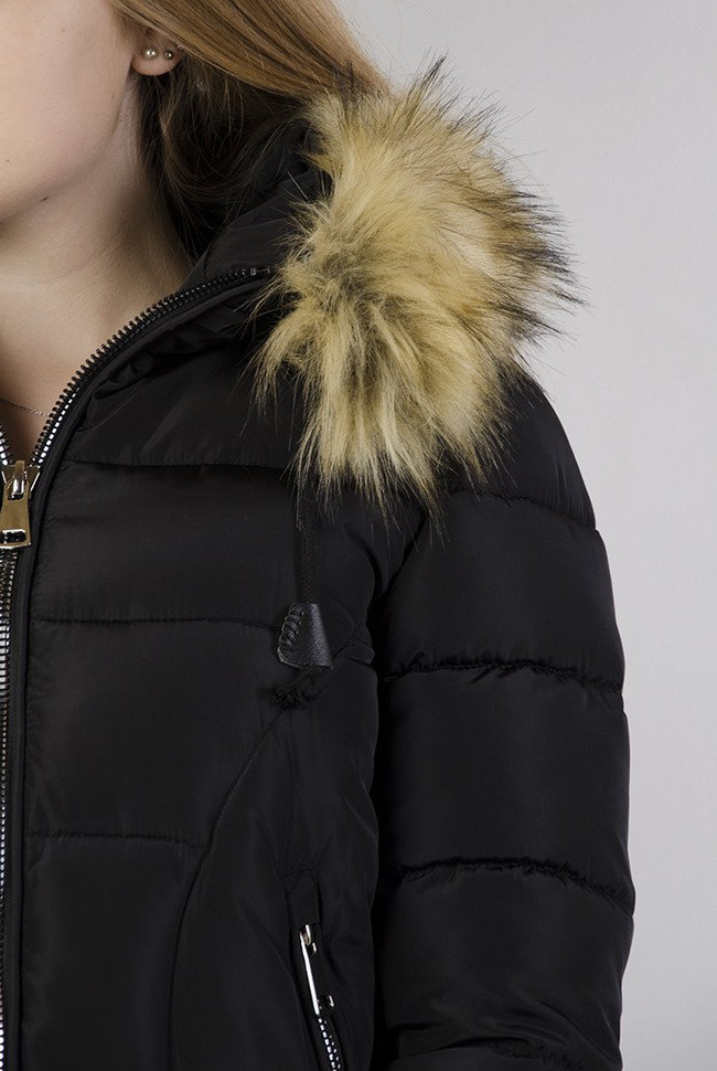 Czarna asymetryczna kurtka z pikowaniem oraz futerkiem przy kapturze