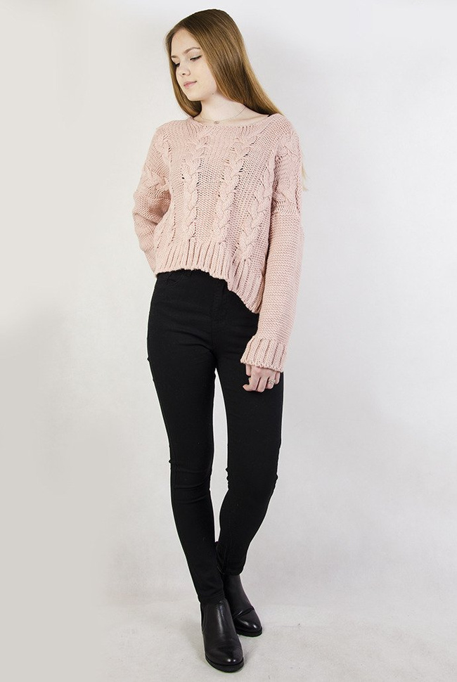 Krótki różowy sweter z przeplatanymi warkoczami.