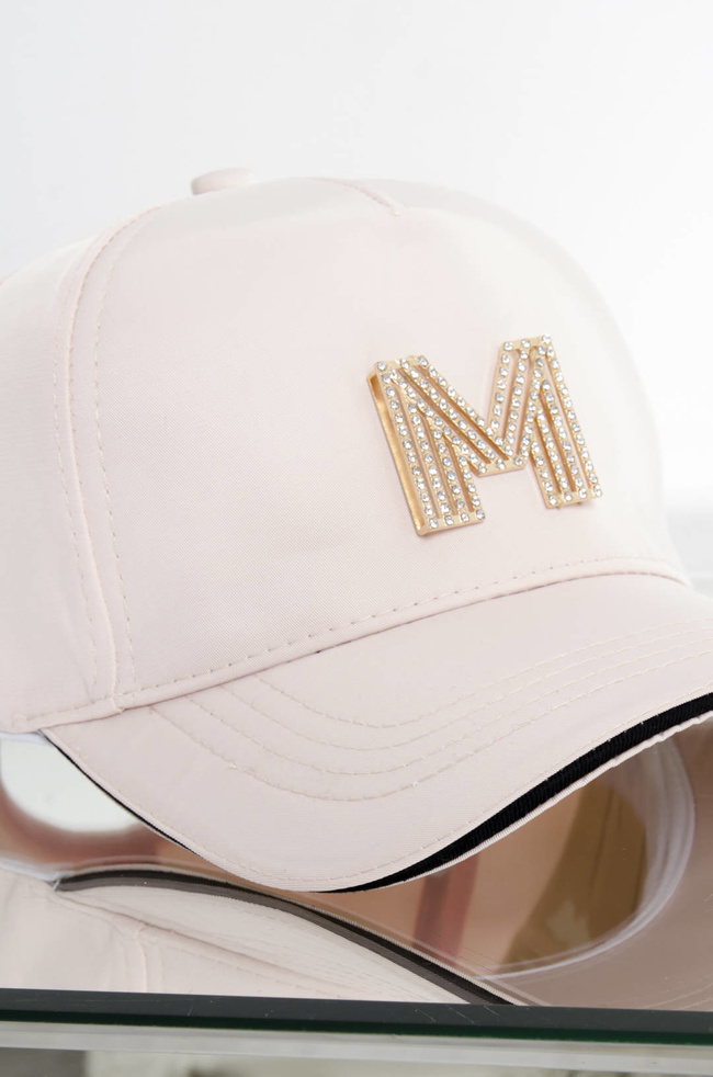 CZAPKA Z DASZKIEM Z OZDOBNYM ZNACZKIEM - RÓŻOWA