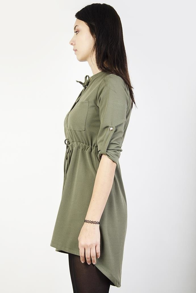 Asymetryczna sukienka zielona z wiązaniem przy szyi oraz w talii