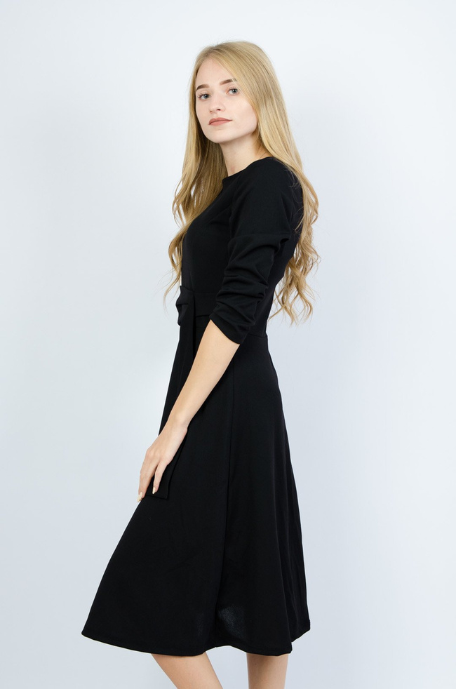 Czarna rozkloszowana sukienka przekładana w pasie