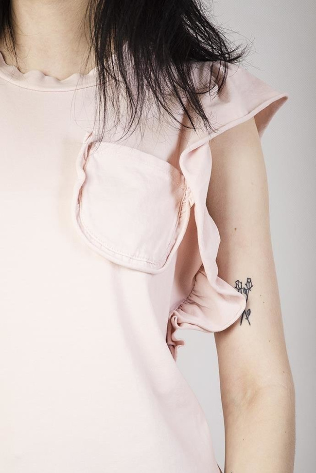 Jasnoróżowa bluzka z kieszonką i falbankami