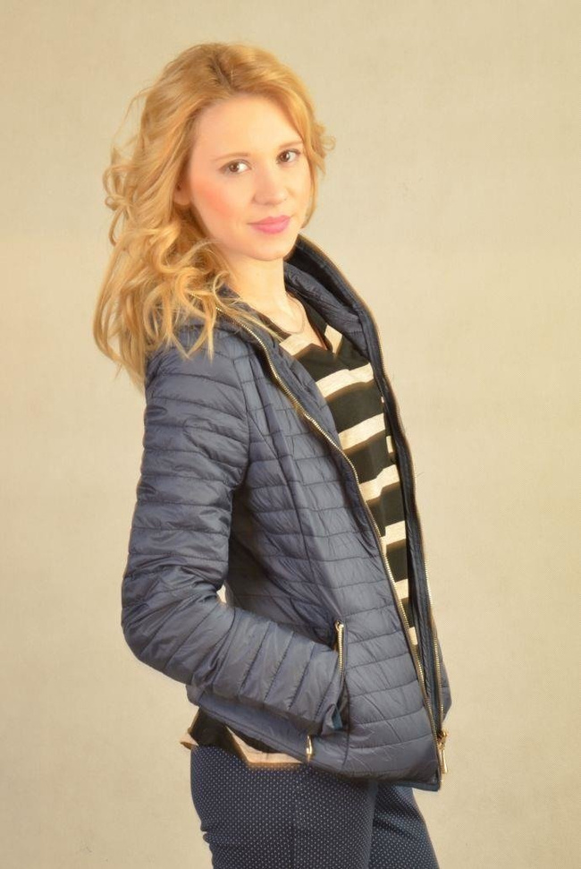 Granatowa kurtka pikowana z zamkiem na kapturze