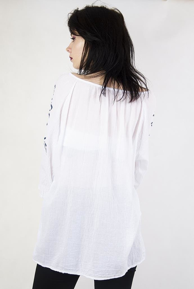 Biała bluzka w niebieskie wzory, z wiązaniem w dekolcie