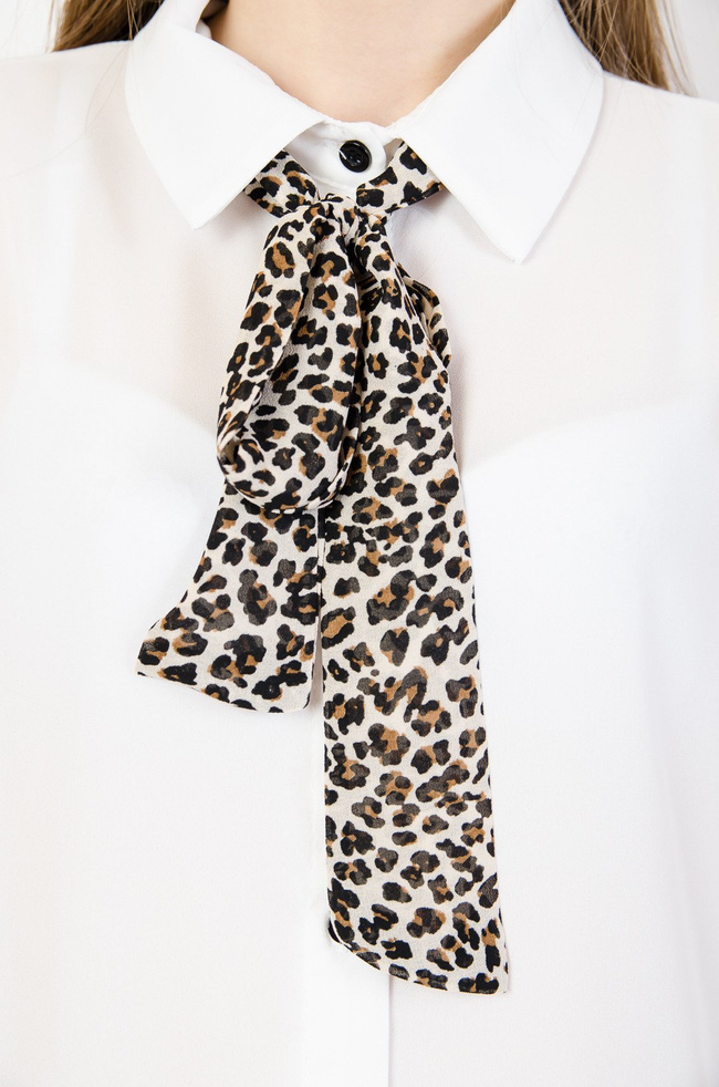 Biała  koszula z kokardą przy szyi  