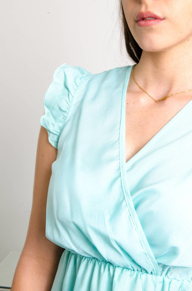 NIEBIESKA KRÓTKA ZWIEWNA SUKIENKA Z KOPERTOWYM DEKOLTEM 