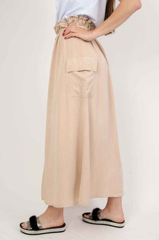 Długa brązowa spódnica z czterema guzikami i kieszonkami po bokach