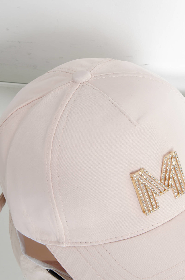 CZAPKA Z DASZKIEM Z OZDOBNYM ZNACZKIEM - RÓŻOWA