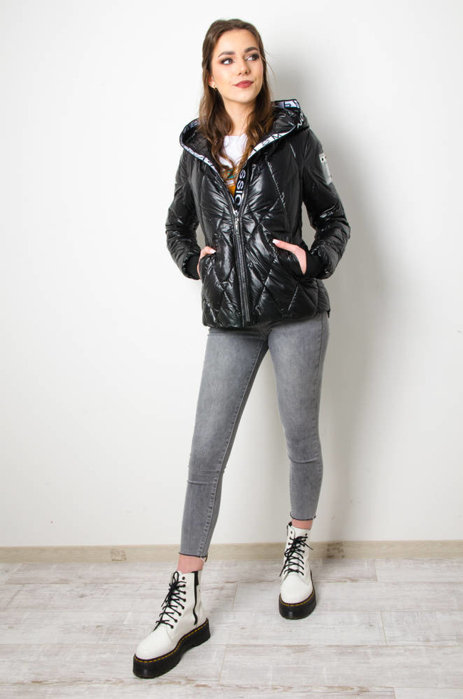 KURTKA PRZEJŚCIOWA PIKOWANA Z KAPTUREM - CZARNA 