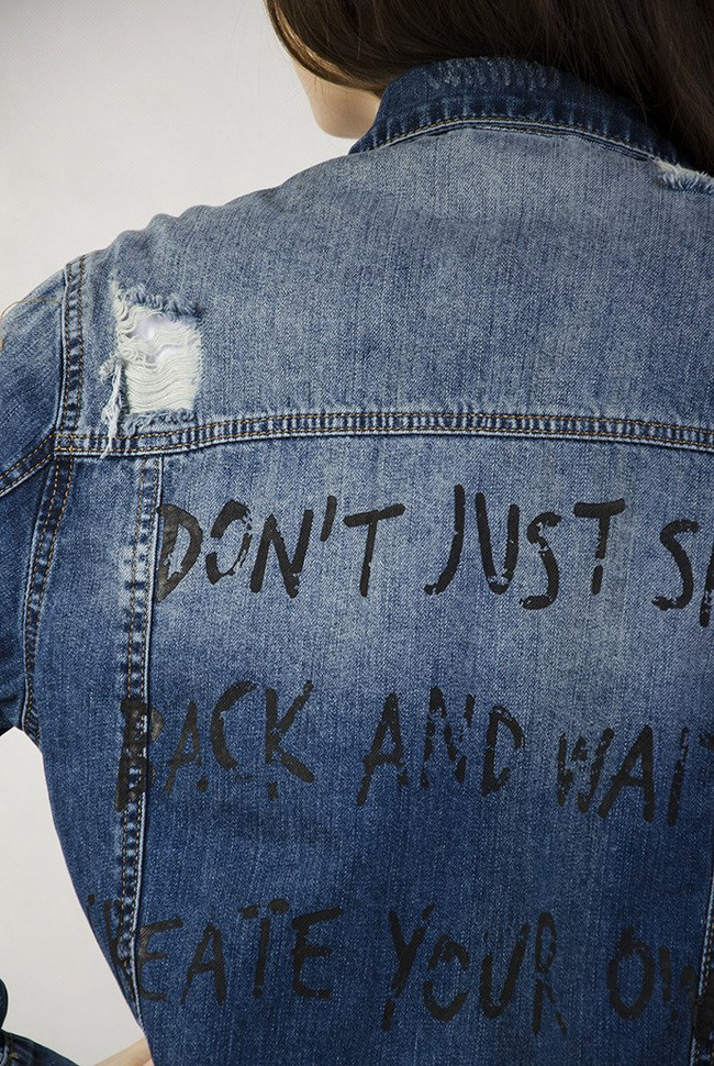 Kurtka jeansowa z motywem kwiatowym