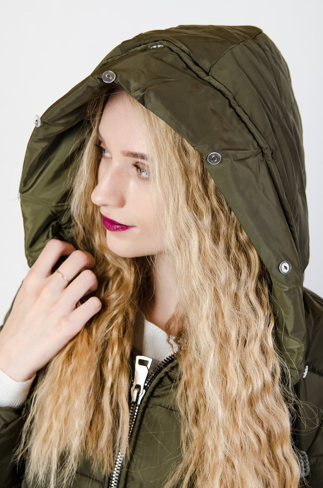 Zielona kurtka pikowana z rozcięciami po bokach