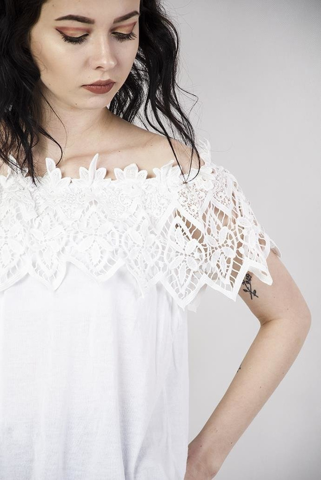 Biała bluzka z ażurowym, hiszpańskim dekoltem