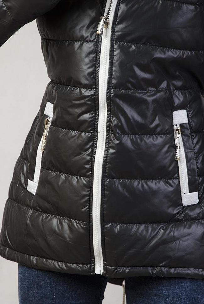 Pikowana kurtka z szarym zamkiem, ściągana z tyłu, czarna