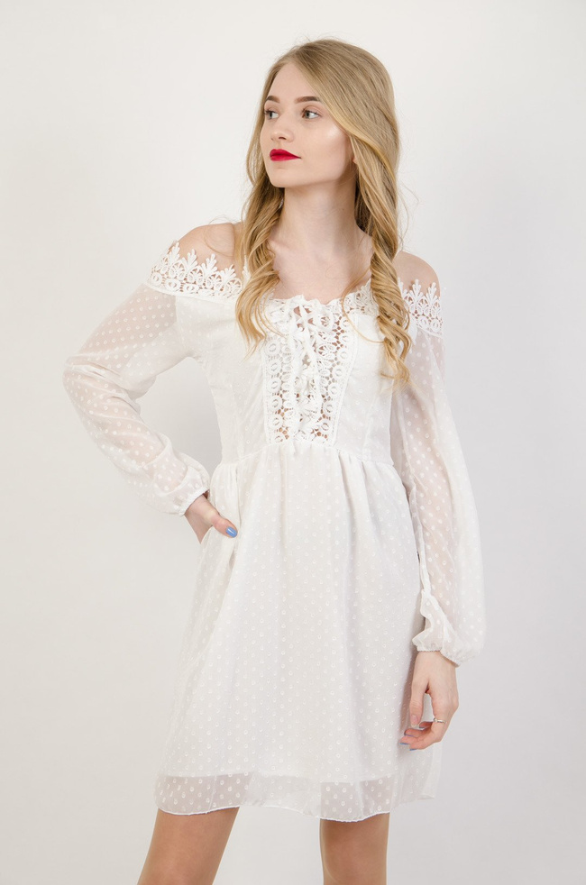 Biała szyfonowa sukienka z odkrytymi ramionami