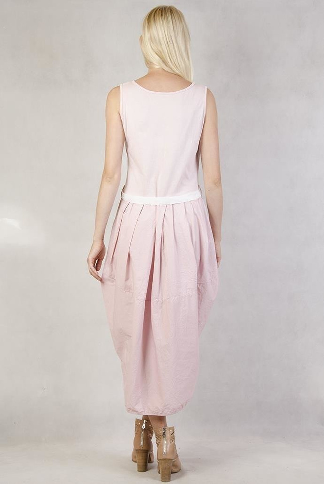 Różowa sukienka wiązana w pasie z przedłużanym tyłem