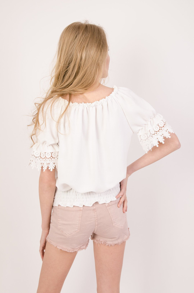 Biała bluzka hiszpanka z koronkowymi wstawkami