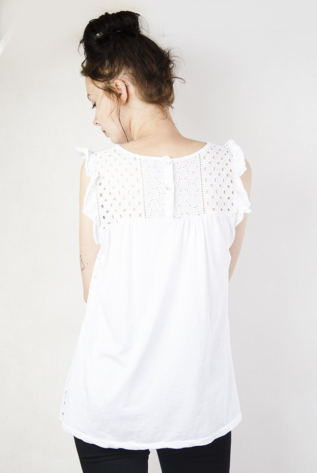 Biała bluzka z efektownymi dziurkowaniami