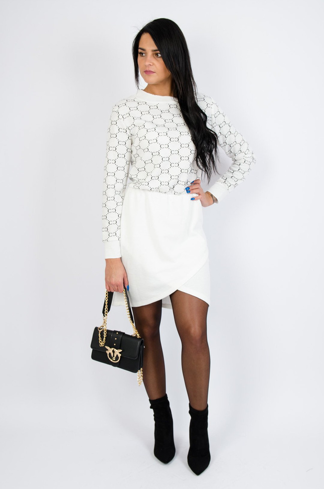 Biała dzianinowa sukienka z zakładką na dole